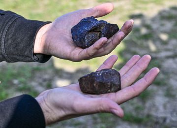Thomas un benevol montrant des exemples de Meteorite NEWS : Recherche d une Meteorite tombe dans le Lot et Garonne - Le 07/03/2021 ThierryBreton/Panoramic PUBLICATIONxNOTxINxFRAxITAxBEL