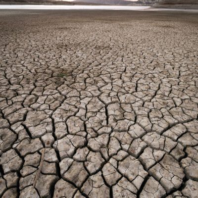 F6YC7J Cachuma Lake in California's Santa Ynez Valley is now mostly dry after several years of extreme drought. © Scott London/Alamy Live News