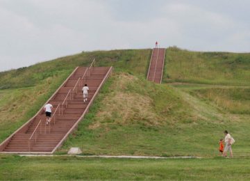 100 foot Monks Mound Cahokia Mounds State Historic Site indian mounds earthen native american history St Louis Mississippian period chiefdom society prehistoric earthwork Illinois steps,Image: 33682867, License: Rights-managed, Restrictions: , Model Release: no