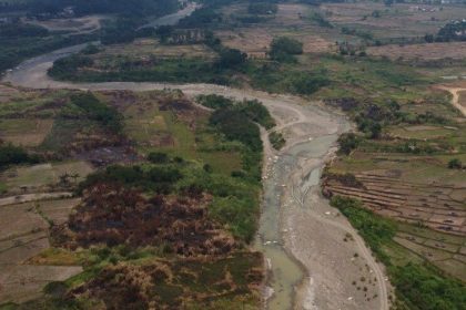August 15, 2023, Bekasi, Indonesia: An aerial view of barren paddy farm land on the banks of the Cipamingkis river which is dry due to drought in the summer, in Cibarusah sub-district, Bekasi Regency, West Java province, on August 15, 2023. The Indonesian Meteorology, Climatology and Geophysics Agency (BMKG) has confirmed that the dry season may be drier and more intense than last year due to the El Nino phenomenon. The agency classifies West Java, Central Java, most of East Java, Yogyakarta, Bali and Nusa Tenggara as areas most vulnerable to extreme drought, or more than 60 days without rain.,Image: 797446310, License: Rights-managed, Restrictions: * France Rights OUT *, Model Release: no