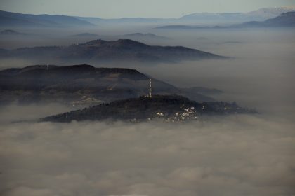 SARAJEVO, BOSNIA AND HERZEGOVINA - DECEMBER 19: Fog blankets the city fog in Sarajevo, Bosnia and Herzegovina on December 19, 2023. Visibility decreased due to intense air pollution that took effect with the winter season. Samir Jordamovic / Anadolu,Image: 830898482, License: Rights-managed, Restrictions: , Model Release: no